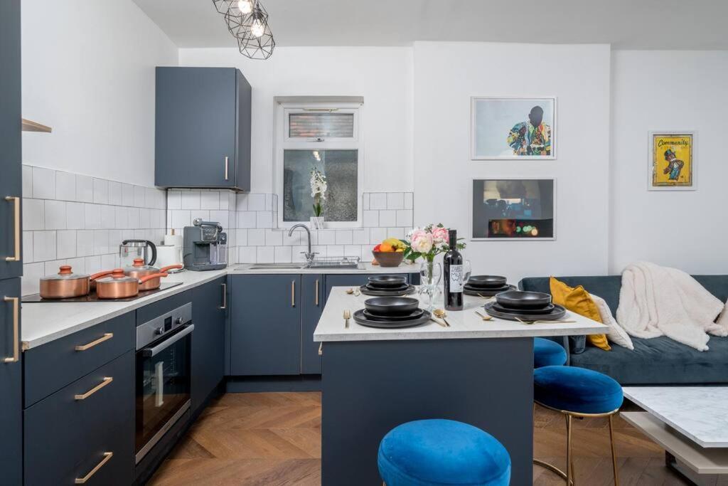 Beautiful Luxe 3 Bedroom With 4 Beds Apartment *
