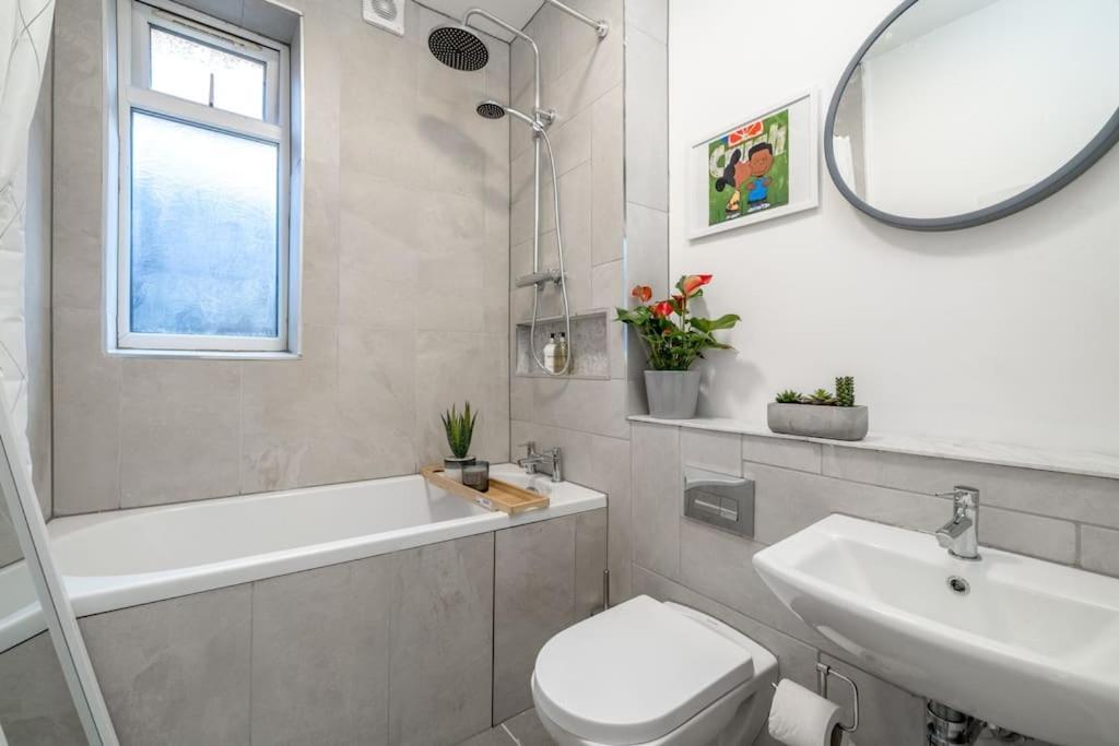 Beautiful Luxe 3 Bedroom With 4 Beds Apartment London